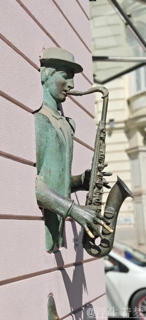 20251207 街头上的艺术雕塑